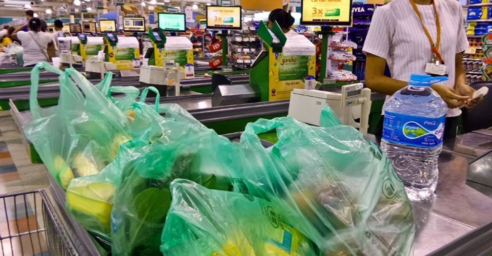 Sacolas plásticas voltam a ser fornecidas gratuitamente; confira o que muda com nova lei