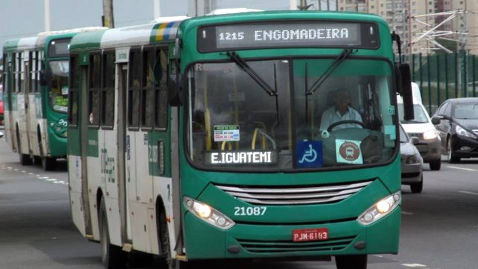 Ônibus voltam a circular na região da Engomadeira após reforço policial