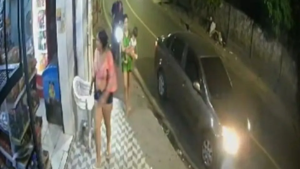 VÍDEO: mulher e bebê são atingidos por motociclista em alta velocidade