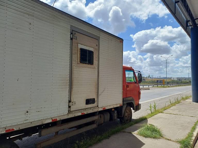 Caminhão baú é interceptado transportando treze pessoas na BR-116, em Feira de Santana