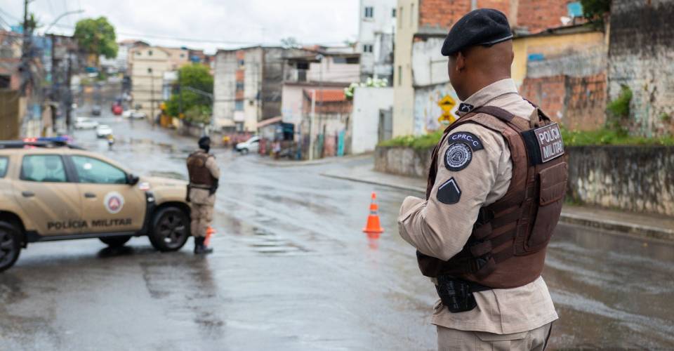 Dois homens morrem em confronto com a PM; armas e munições são apreendidas