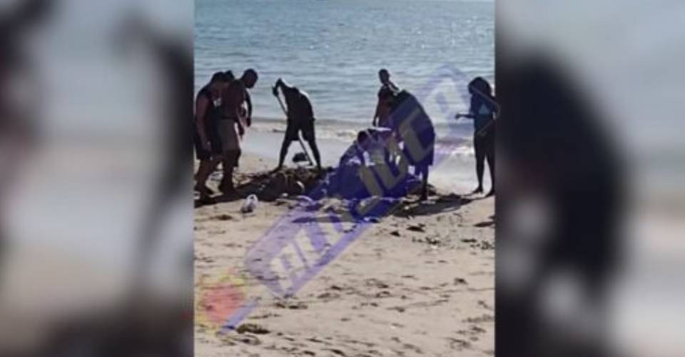 VÍDEO: Influenciador fica preso ao se enterrar na areia da praia para 'produzir conteúdo'