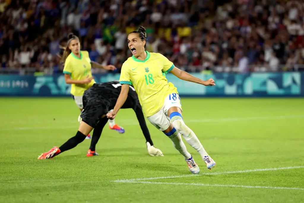 Com jogo ‘sem fim’, Brasil bate a França por 1 a 0 e avança às semifinais do futebol feminino