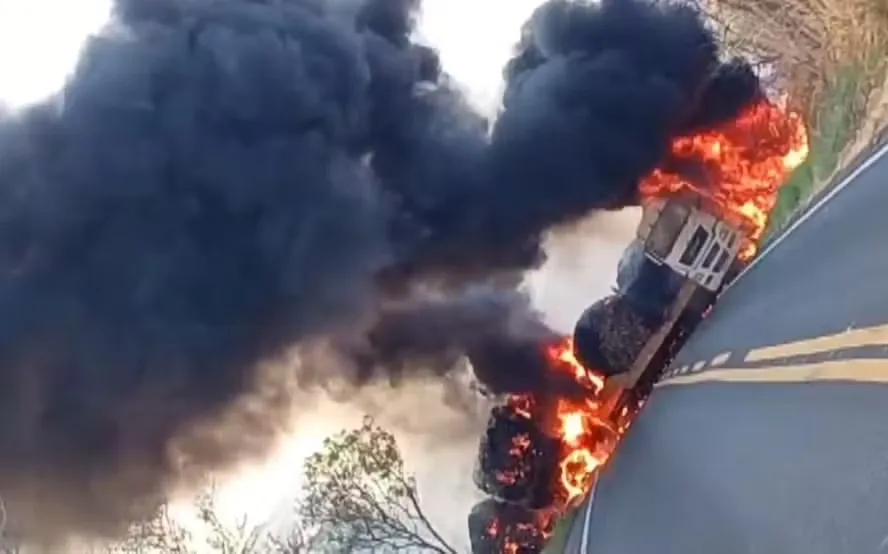 Trecho da BR-135 está interditado há mais de 20 horas após carreta pegar fogo; veja vídeo