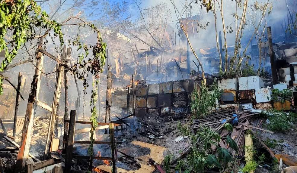 Incêndio destrói moradias de comunidade carente no Nordeste de Amaralina