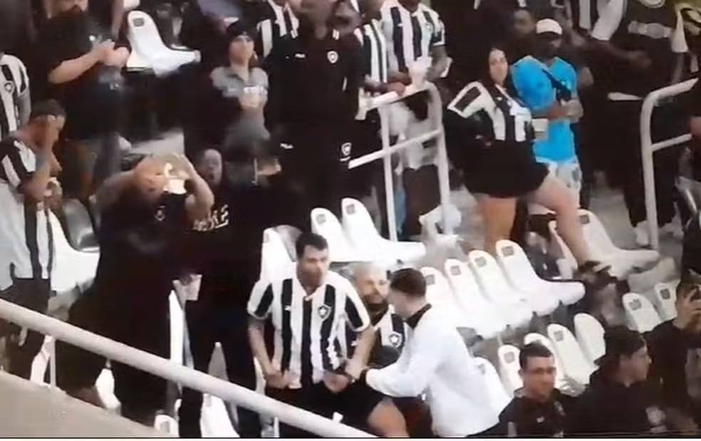 Torcedor do Botafogo que fez gestos racistas contra o Palmeiras é demitido do emprego e será banido pelo clube