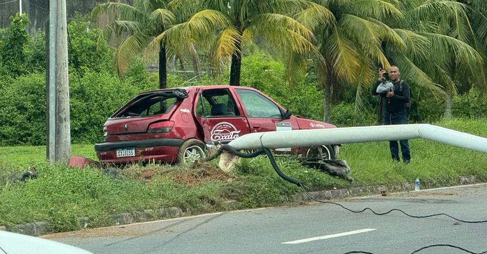 Motorista perde o controle do veículo e derruba poste na Avenida Paralela