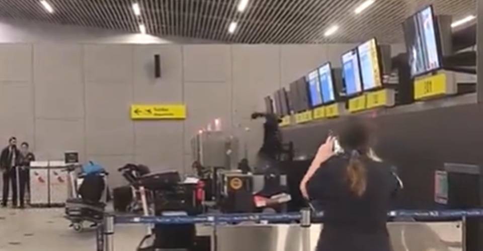 Passageiro não consegue embarcar em voo, saca martelo e quebra aeroporto; assista