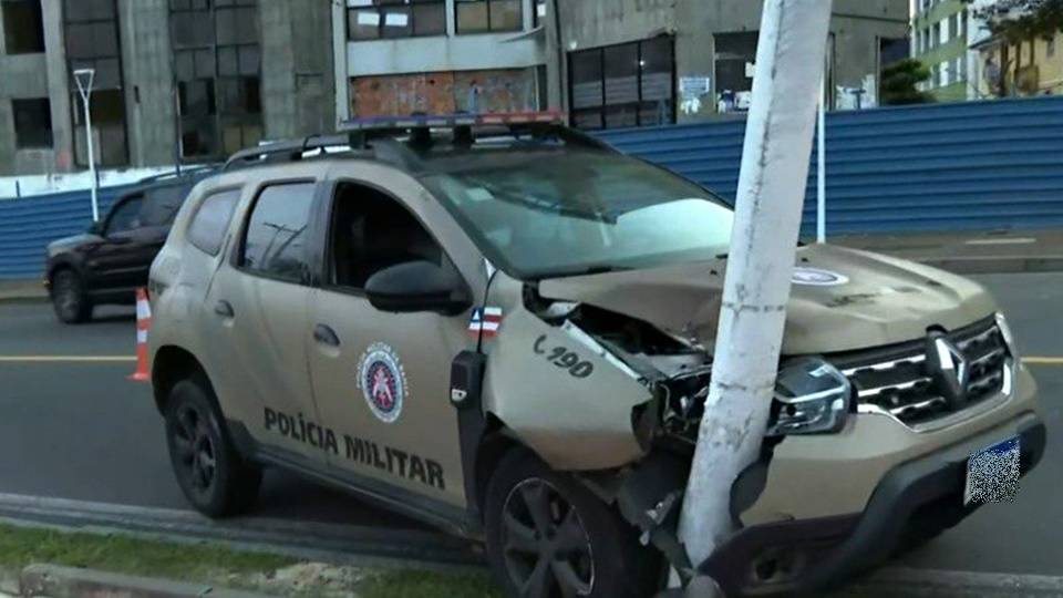 Policial perde controle de viatura e bate contra poste na Barra