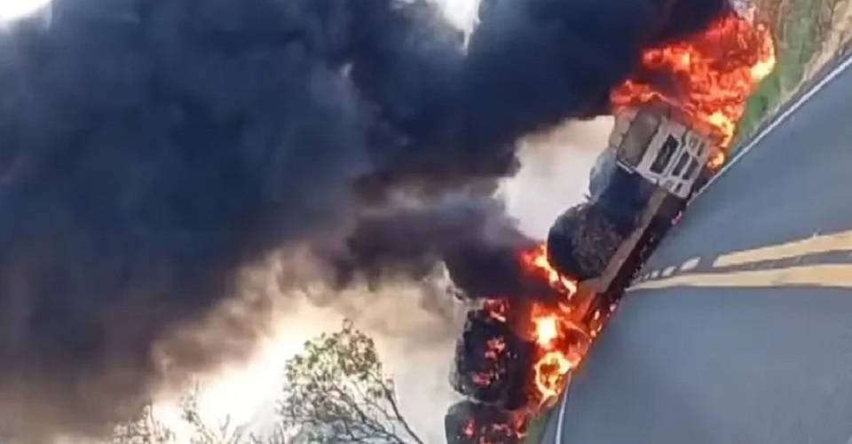 Mais de 24 horas depois, trecho de rodovia onde carreta pegou fogo é liberado, na Bahia