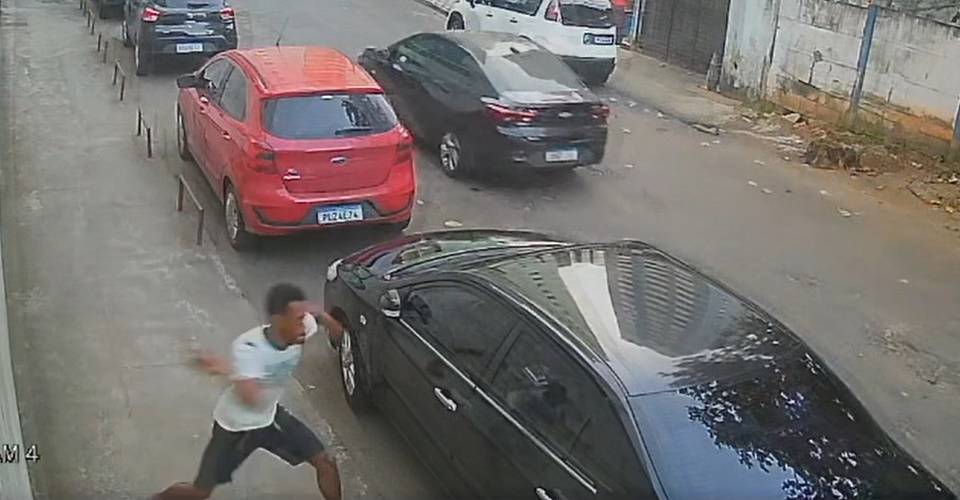 Vídeo: homem quebra vidro de carro e furta mochila na Pituba; prejuízo chega a R$ 5 mil