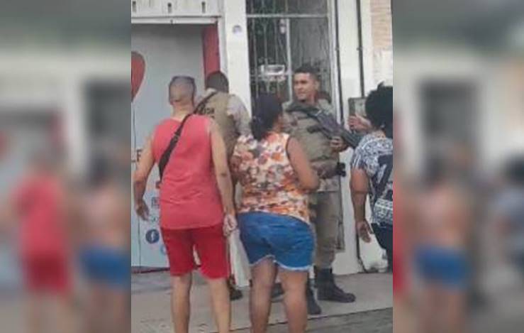 Pai e filho contestam prisão e dizem que polícia ameaça e cobra propina no Subúrbio de Salvador