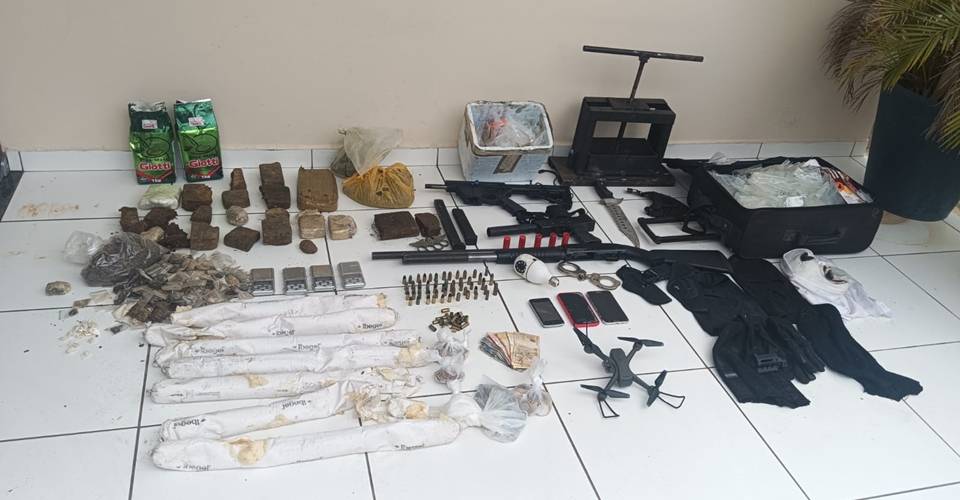 Suspeitos são autuados em flagrante com armas, drogas e drones na Bahia