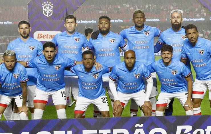 Jogadores do São Paulo homenageiam atleta uruguaio em partida contra o Vitória; entenda