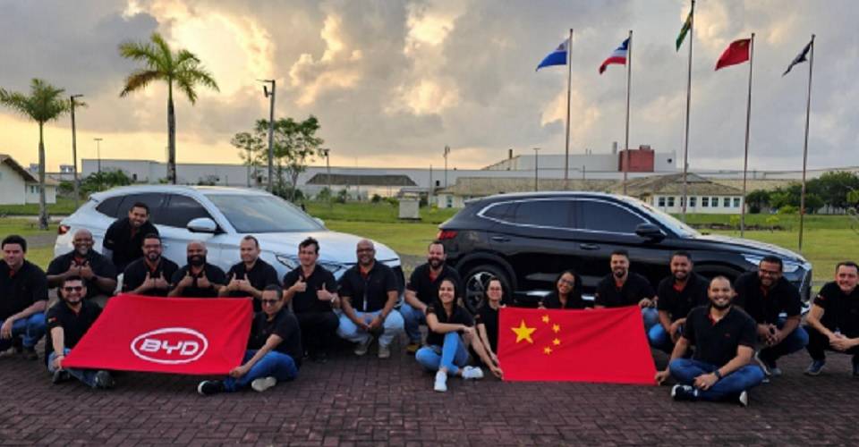 Primeira turma de colaboradores da fábrica da BYD baiana viaja para intercâmbio na China