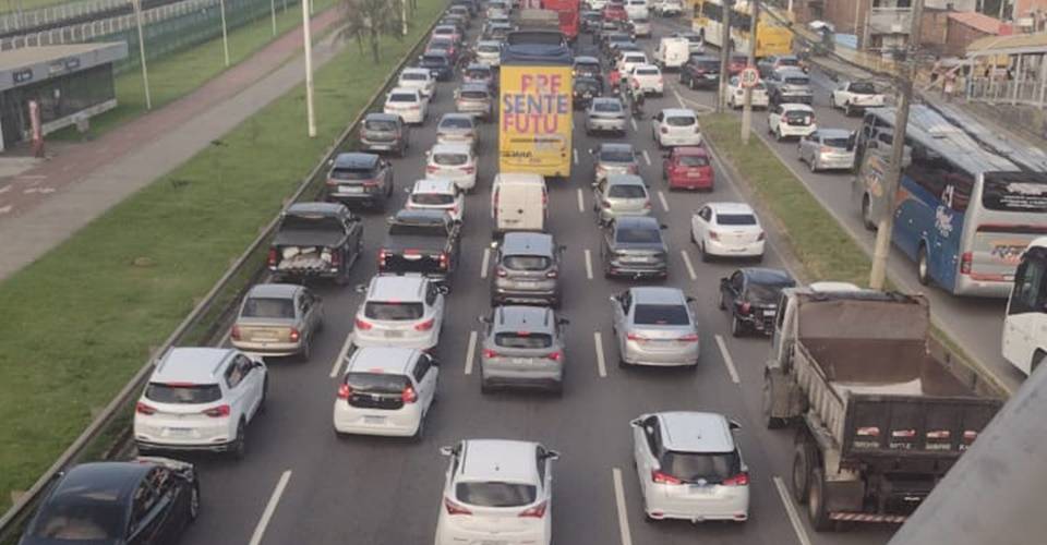 Duas pessoas ficam feridas em acidente envolvendo carro e moto na Avenida Paralela