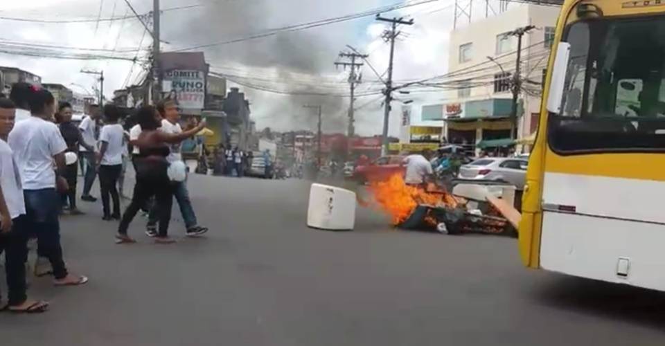 Familiares protestam após execução de jovem em São Caetano e mãe desabafa: 'Quero justiça!'