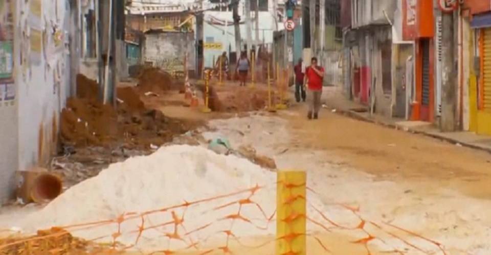 Moradores do Engenho Velho de Brotas reclamam de transtornos causados por obra