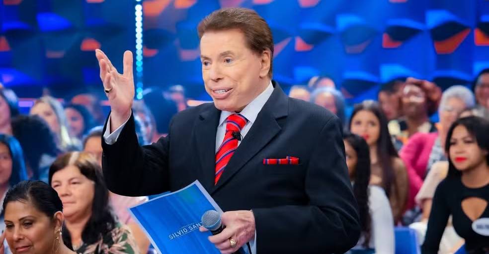 Escoltado, corpo de Silvio Santos deixa hospital para ser sepultado