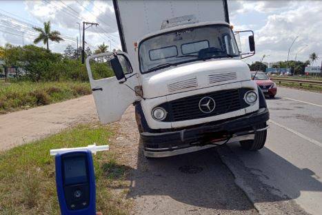 Dirigindo caminhão em zigue-zague, motorista alcoolizado é preso próximo a Feira de Santana