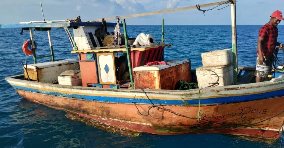 Tripulantes de embarcação à deriva são resgatados pela Marinha em Porto Seguro