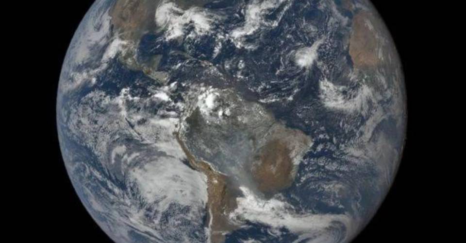 Satélite da Nasa a 1,5 milhão de quilômetros da Terra registra fumaça sobre o Brasil