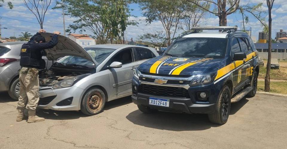 Carro roubado em São Paulo é apreendido com placa adulterada em Barreiras