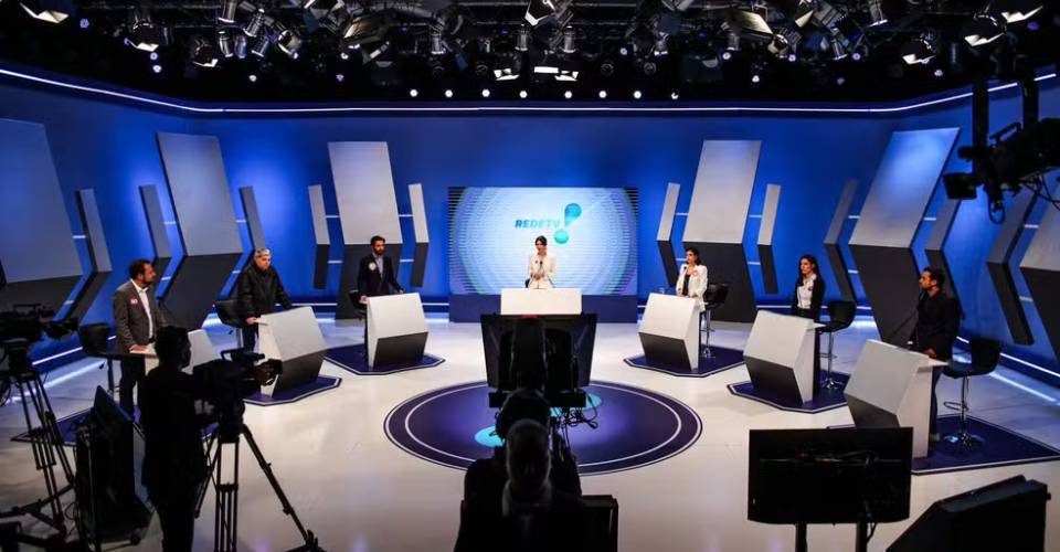 Primeiro debate com candidatos de SP após cadeirada tem gritaria e provocações