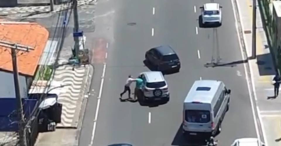 VÍDEO: Homens trocam socos após discussão de trânsito na Pituba