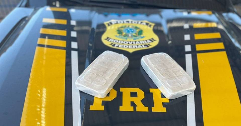 PRF localiza cocaína e cigarros eletrônicos contrabandeados em bagageiro de ônibus na Bahia