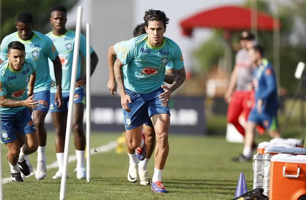 Pedro sofre lesão em treino da Seleção e retorna ao Flamengo para realizar tratamento