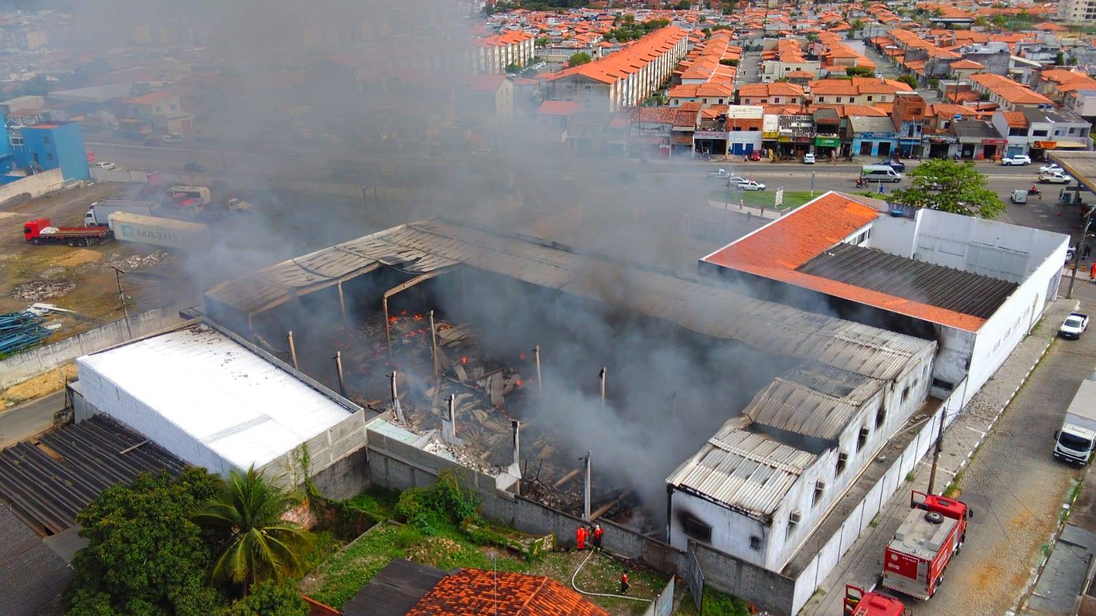 Bombeiros atuam em incêndio de galpão em Feira de Santana desde a madrugada