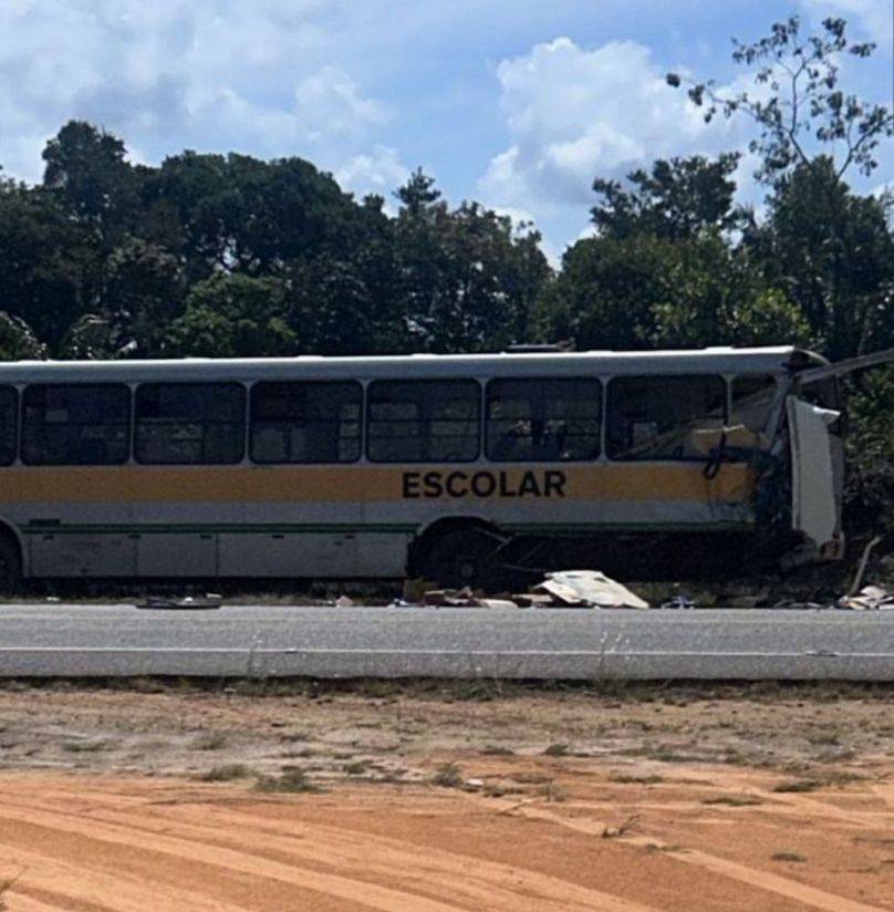 Acidente entre caminhão e ônibus escolar deixa feridos na Linha Verde