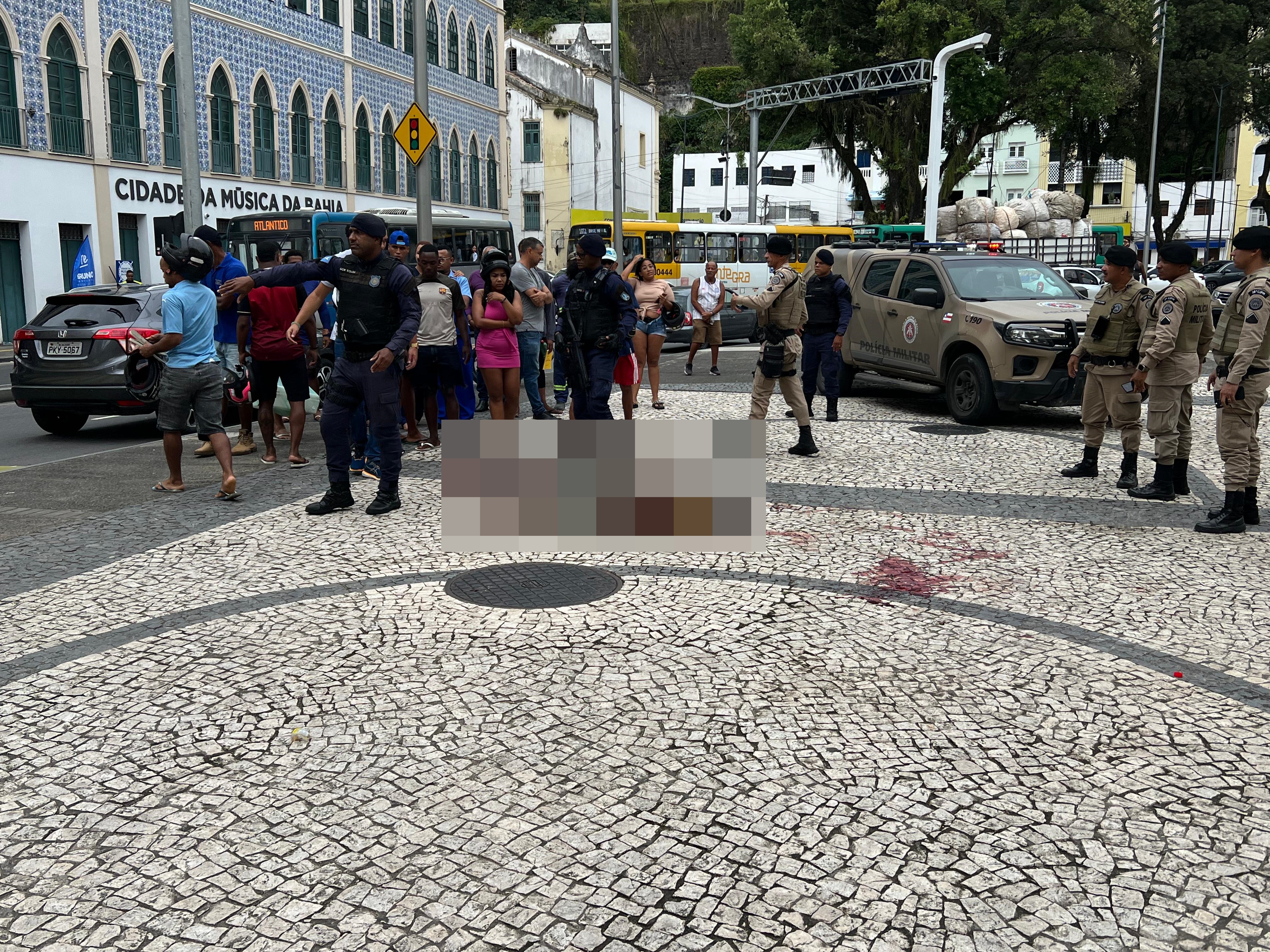 Duas pessoas são baleadas e uma fica ferida em tentativa de assalto no Mercado Modelo