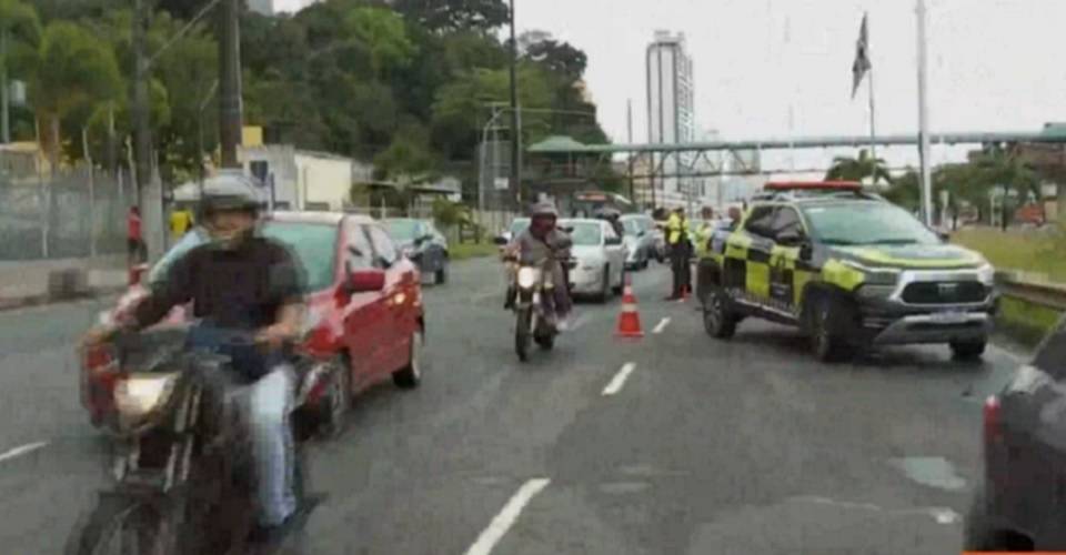 Motociclista fica ferido após se envolver em acidente na Av. Heitor Dias, em Salvador