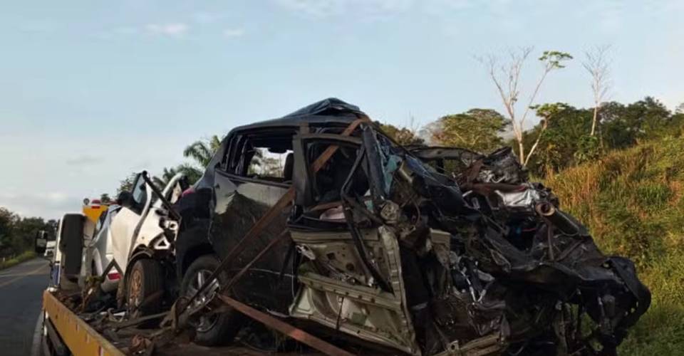 Três pessoas morrem em acidente com três carros e um caminhão em Camacã