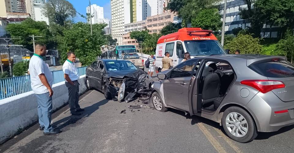 Acidente envolvendo dois carros deixa trânsito congestionado no Vale do Canela