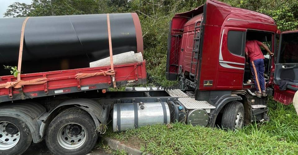 Caminhão fica atravessado na pista e causa congestionamento na BR-324