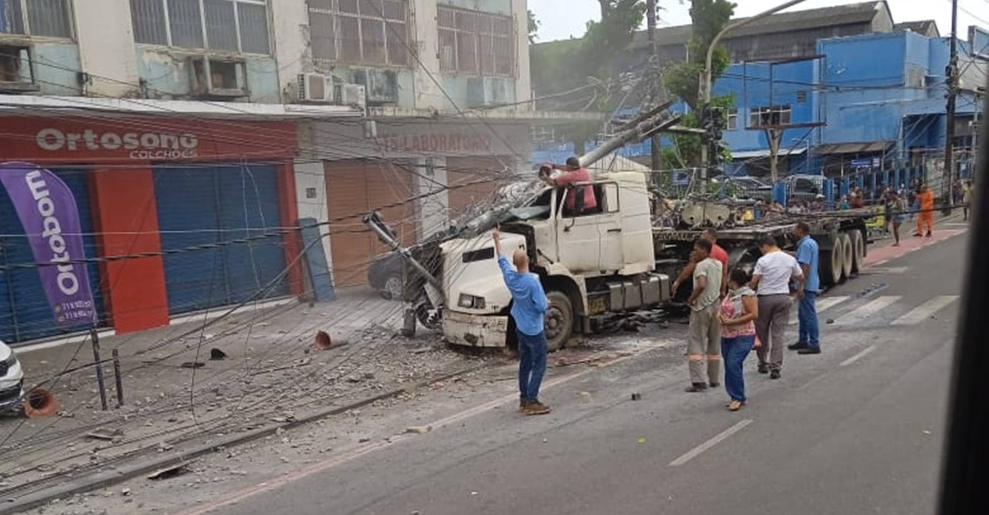 VÍDEO: Caminhão sobe calçada, colide com poste e causa correria na Cidade Baixa