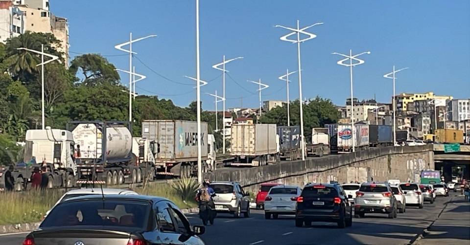 Instabilidade no sistema provoca fila quilométrica de caminhões que tentam acessar o Porto de Salvador