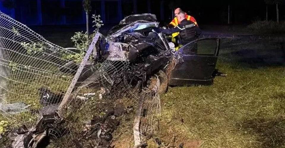 Quatro brasileiros morrem após carro em alta velocidade bater em árvore na França