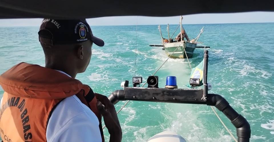 Marinha resgata pescador desaparecido em embarcação em Porto Seguro