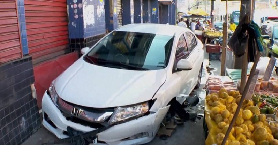 Após colisão, veículo sobe em calçada na região das Sete Portas, em Salvador