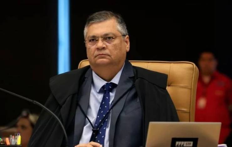 Flávio Dino autoriza governo a gastar fora dos limites fiscais para combater incêndios