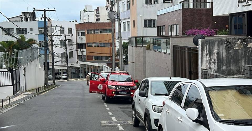 Prédio pega fogo no bairro da Graça, em Salvador; veja vídeo