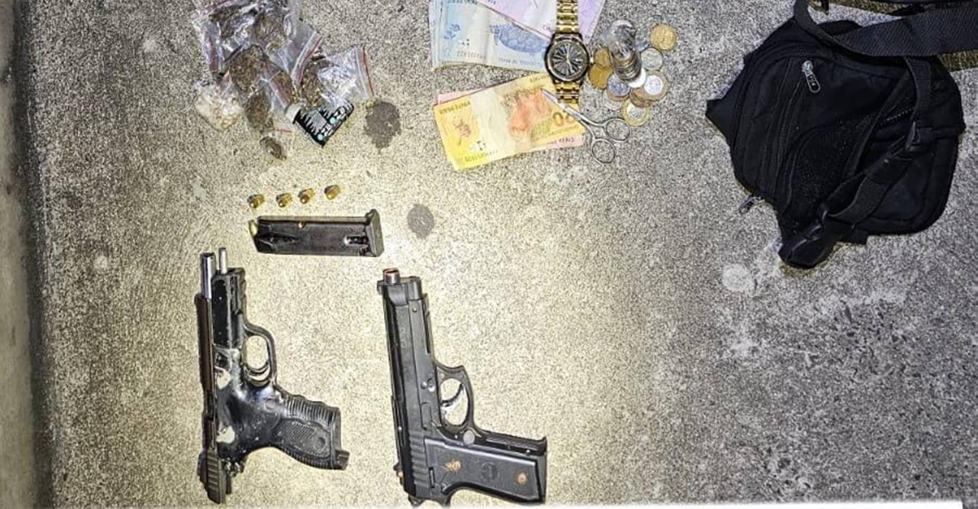 PM prende quatro suspeitos e apreende drogas e armas após troca de tiros no IAPI