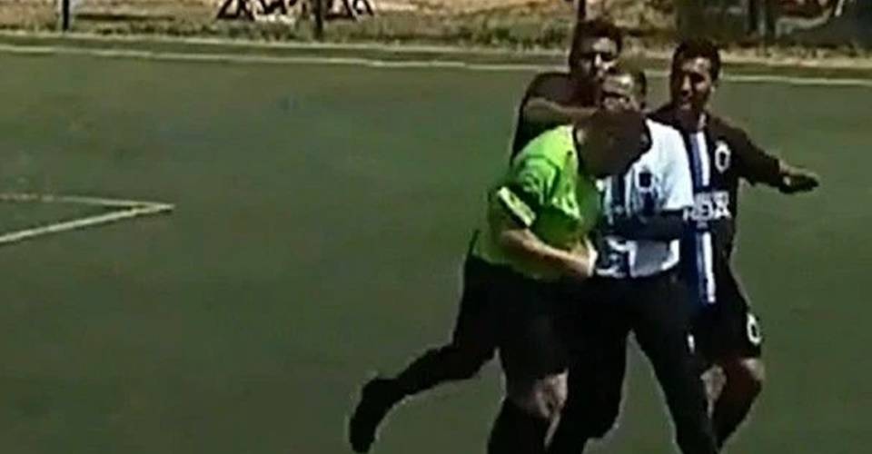 Vídeo: juiz de futebol é agredido e desmaia após aplicar cartão amarelo durante jogo