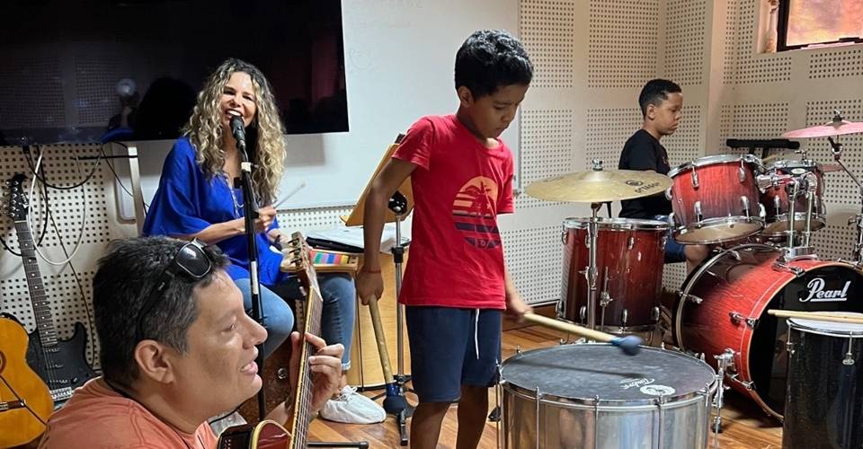 Márcia Freire realiza atividade musical com as crianças do GACC-BA