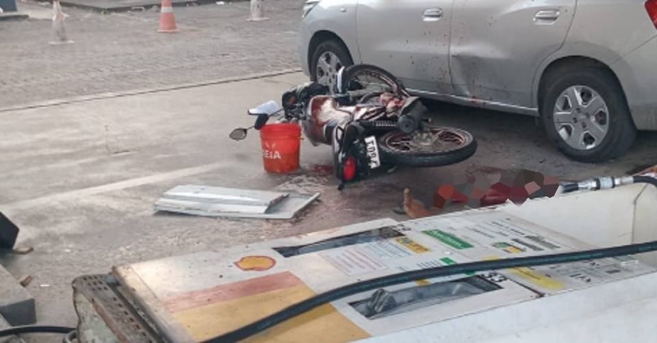 VÍDEO: câmera flagra momento que motociclista baleado invade posto de combustíveis