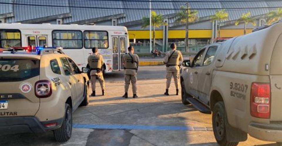 Homens com mandado de prisão em aberto por roubo são presos no metrô de Salvador